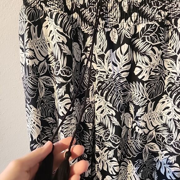 Robert Louis Petite Women's PM Black White Floral Pull-On Palazzo Pants - Picture 3 of 5